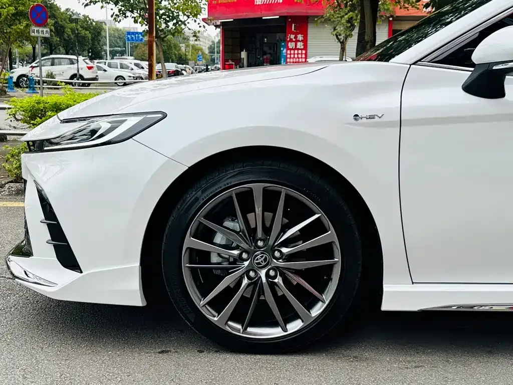 Toyota Camry — фото 8