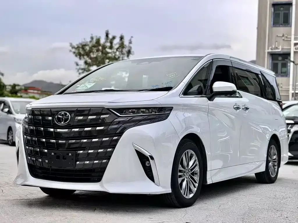 Toyota Alphard — фото 1