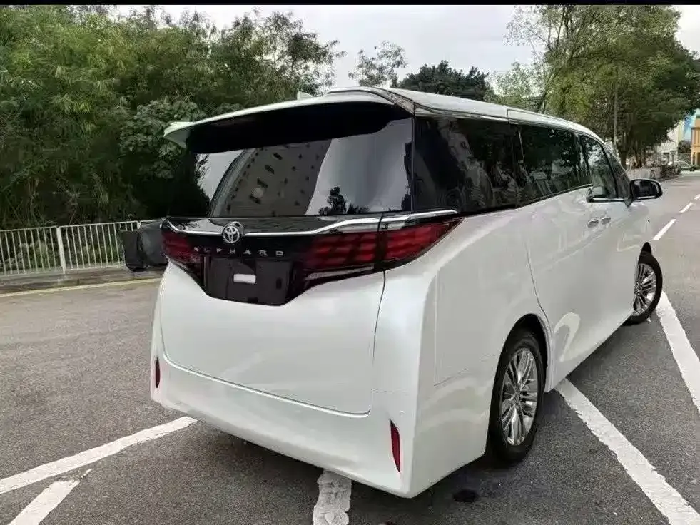 Toyota Alphard — фото 4