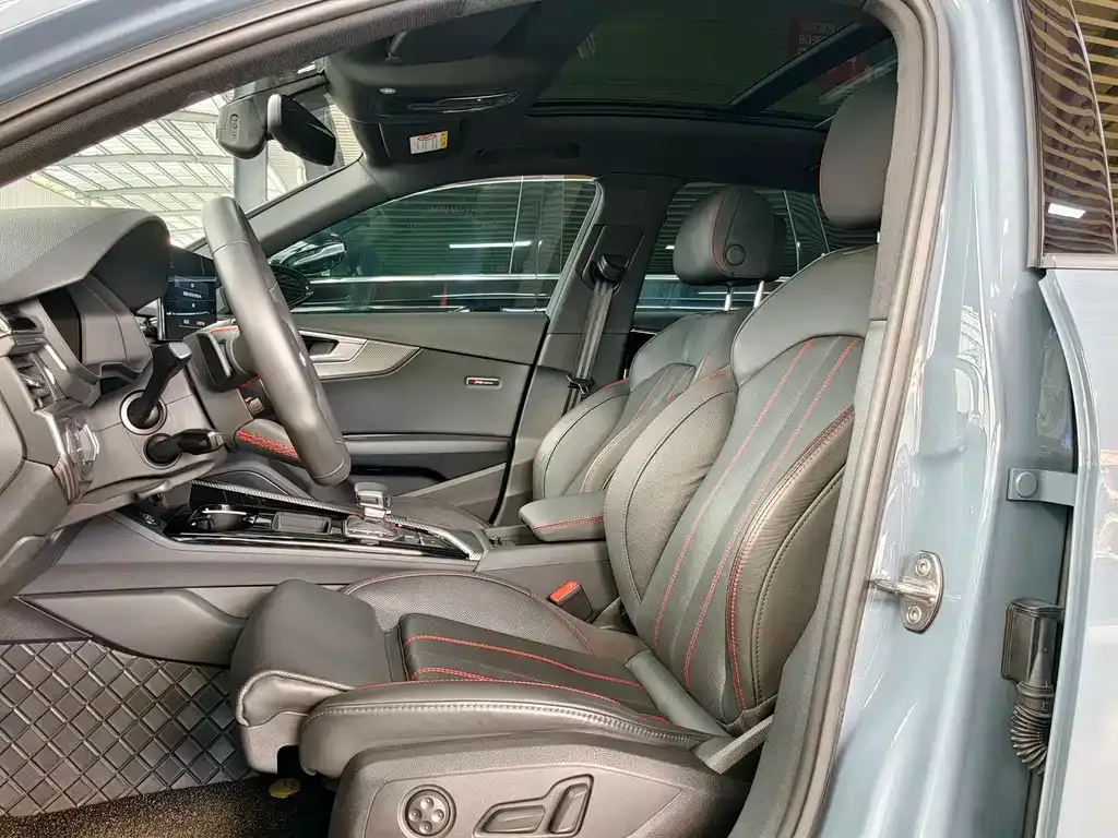 Audi A4L 2022 из CN, фото 6