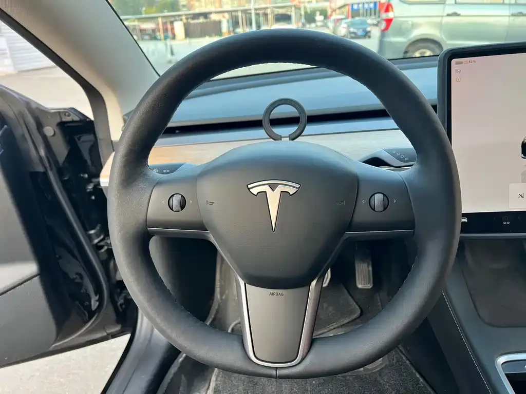 Tesla Model 3 — фото 7
