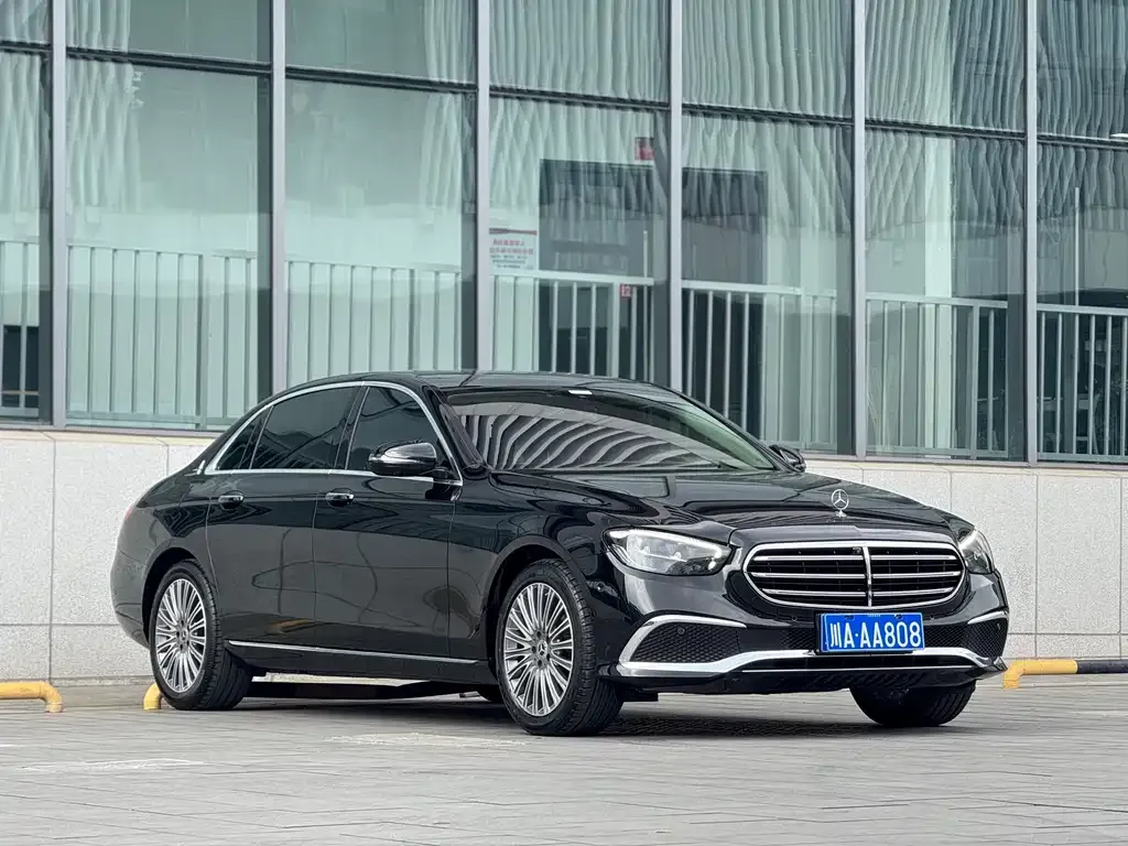 Mercedes-Benz E-Class — фото 1