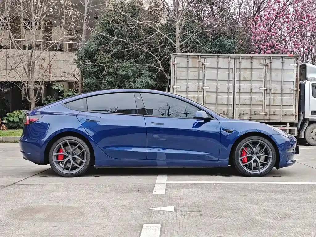 Tesla Model 3 — фото 10