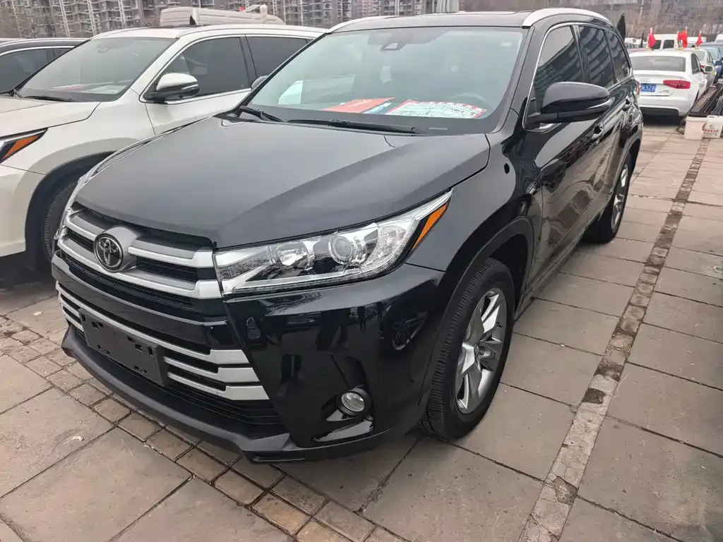 Toyota Highlander — фото 1