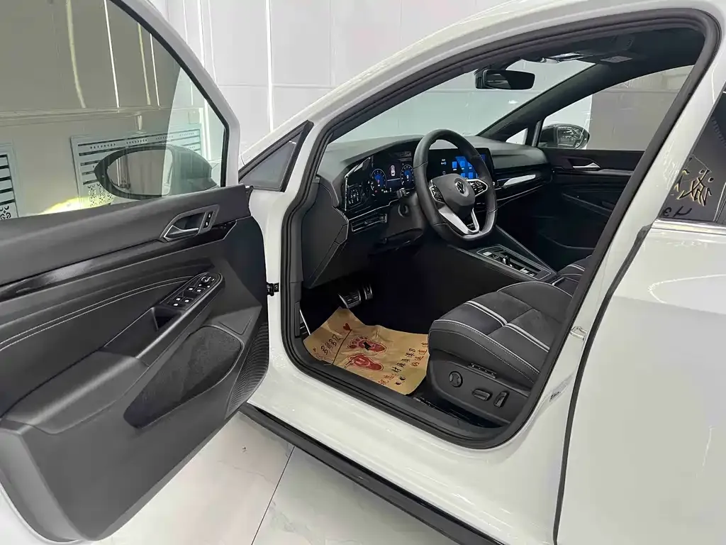 Volkswagen Golf 2023 из CN, фото 6
