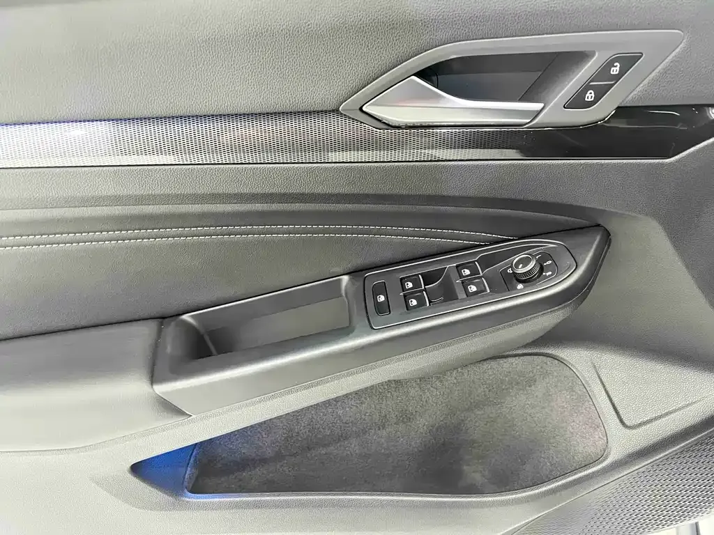 Volkswagen Golf 2023 из CN, фото 10