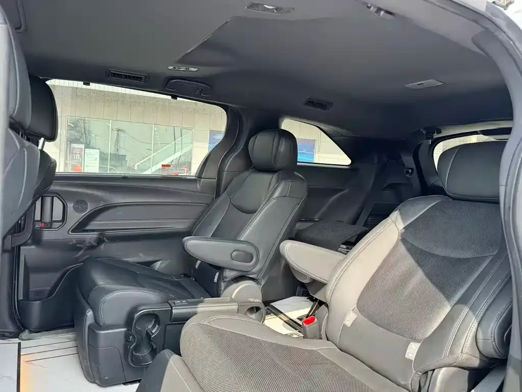 Toyota Sienna — фото 2