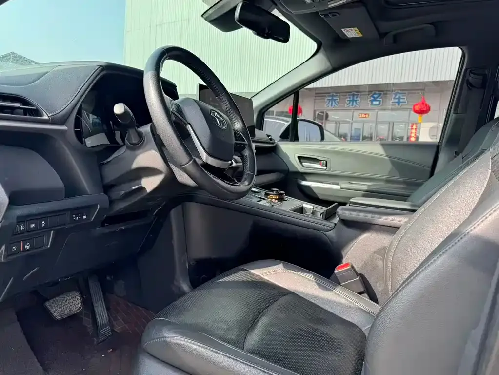 Toyota Sienna — фото 4
