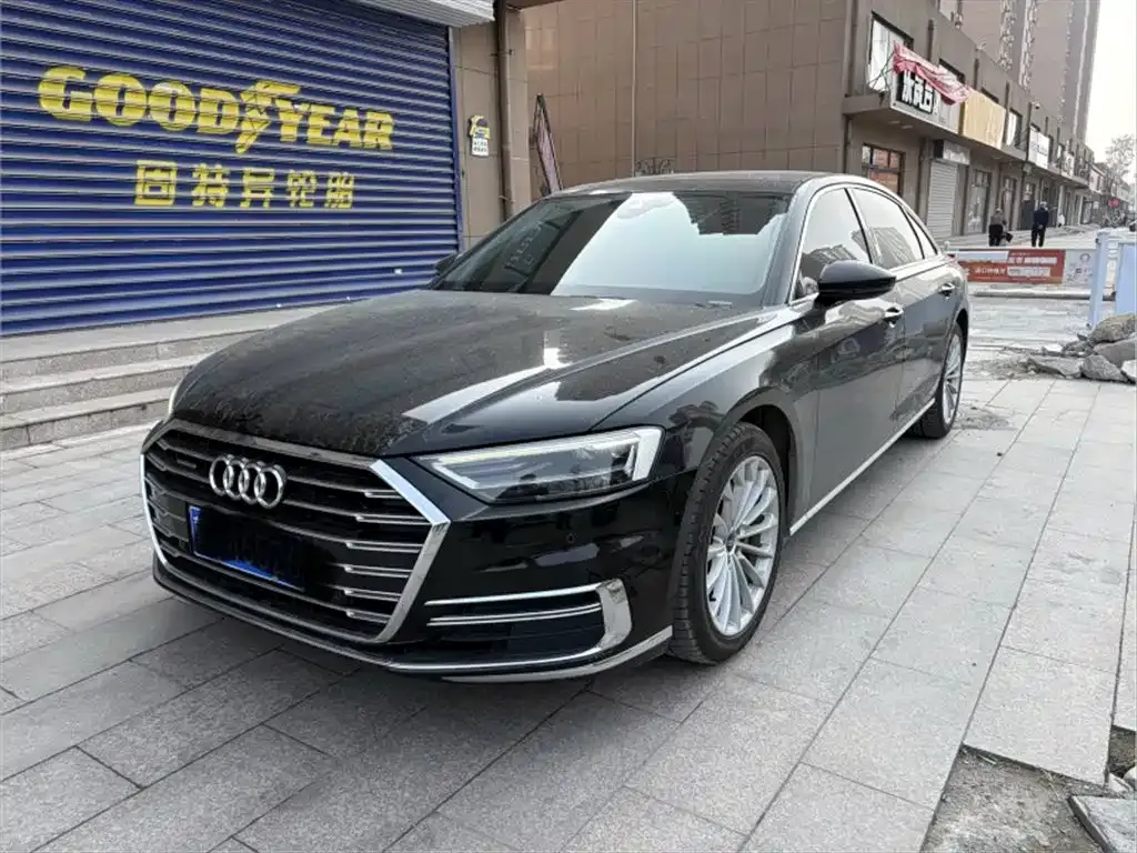 Audi A8 — фото 1