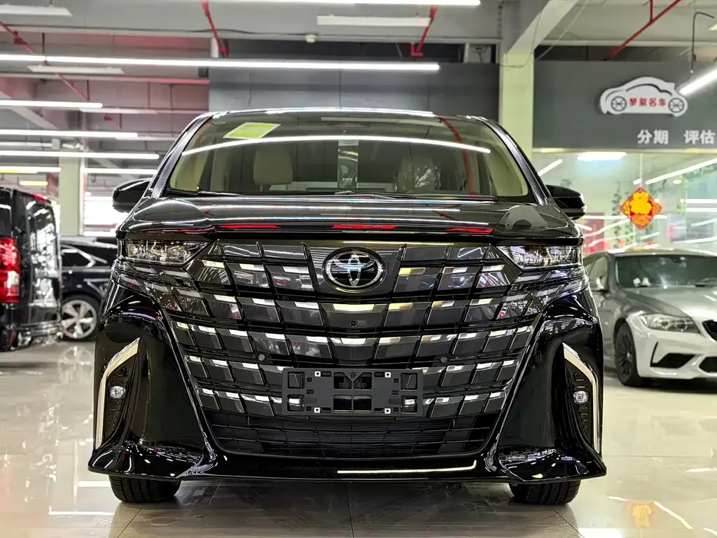 Toyota Alphard — фото 1