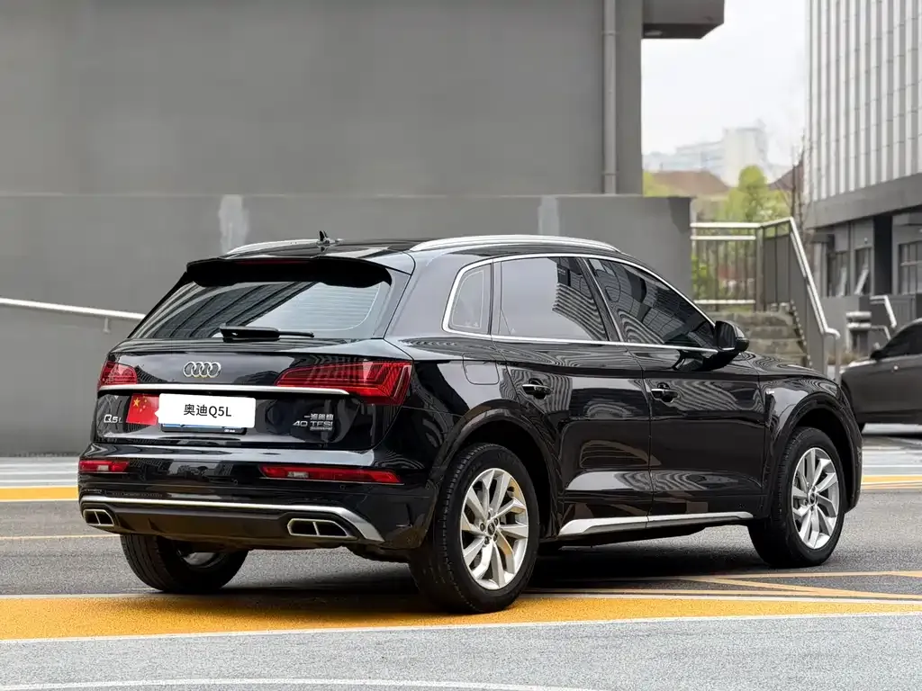 Audi Q5L — фото 9