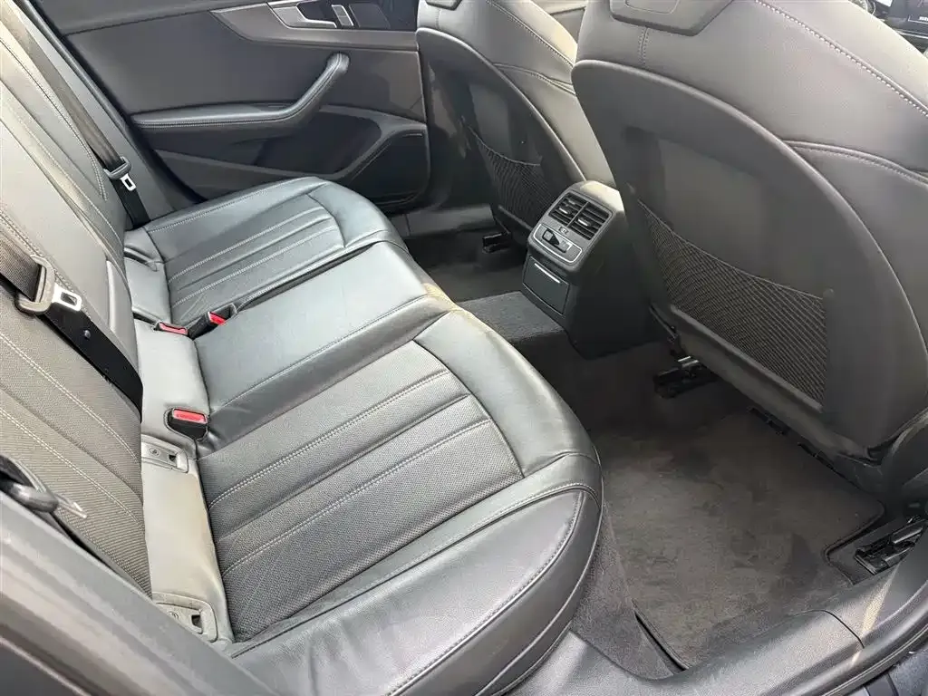 Audi A4L 2024 из CN, фото 8