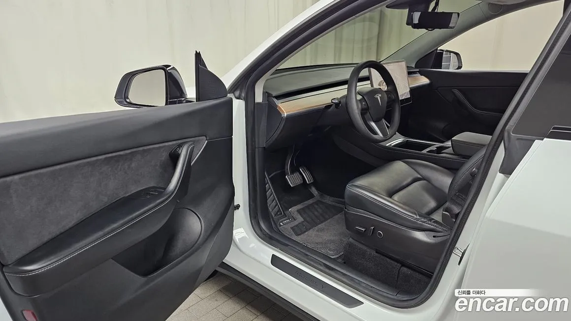 Tesla Model Y — фото 10