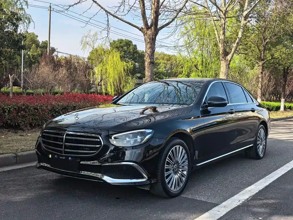 Mercedes-Benz E-Class — фото 1
