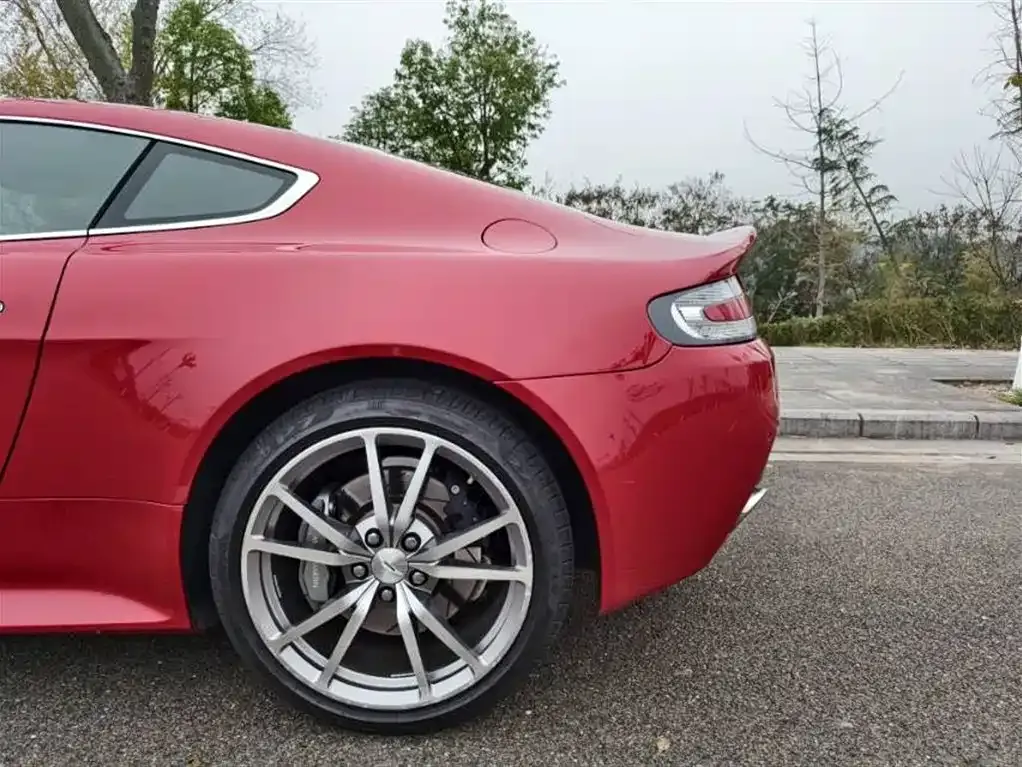 Aston Martin V8 Vantage 2021 из CN, фото 8