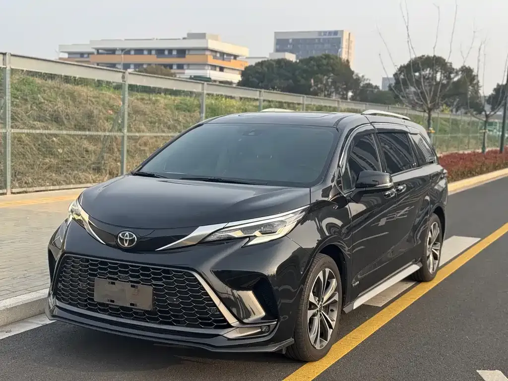 Toyota Granvia — фото 1