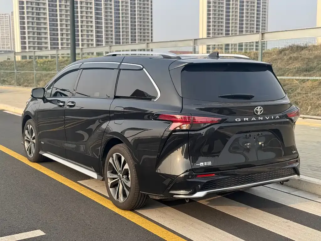 Toyota Granvia — фото 9