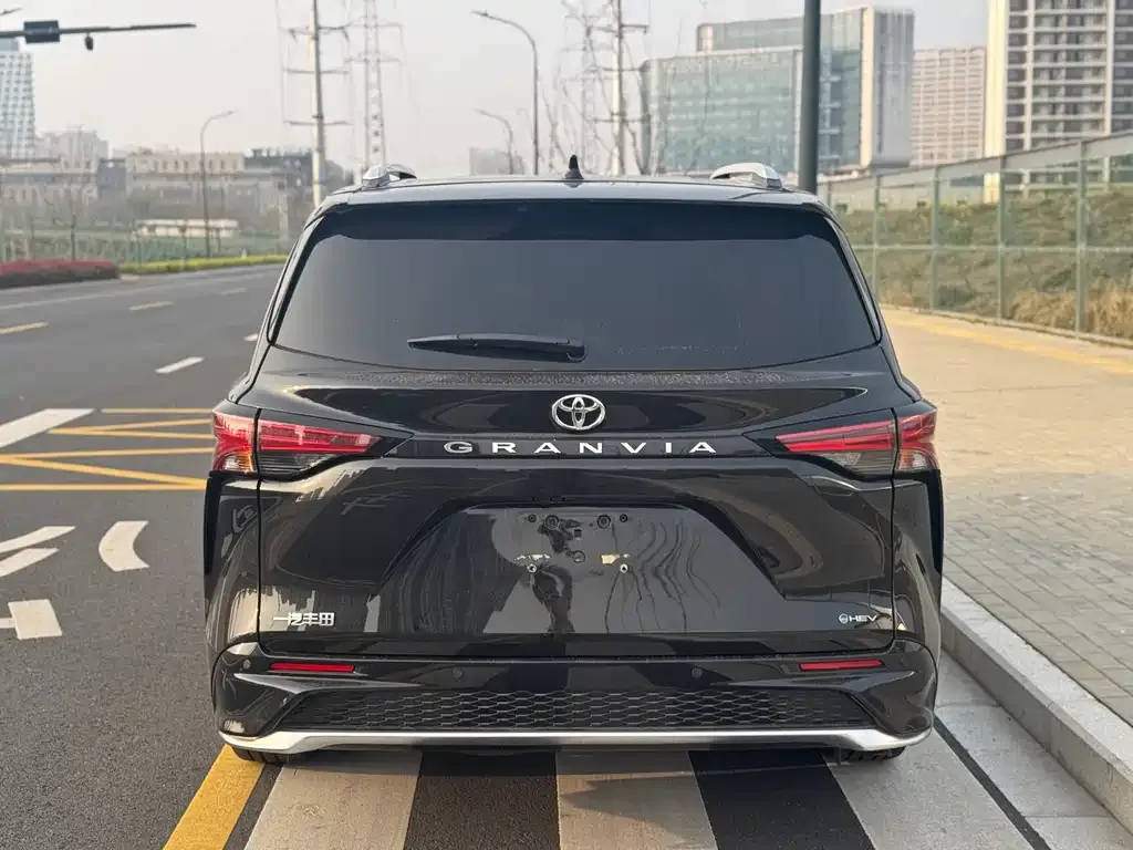 Toyota Granvia — фото 7