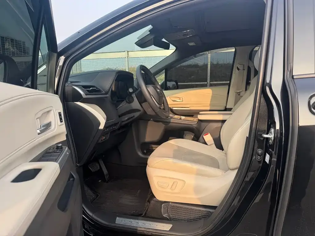 Toyota Granvia — фото 4