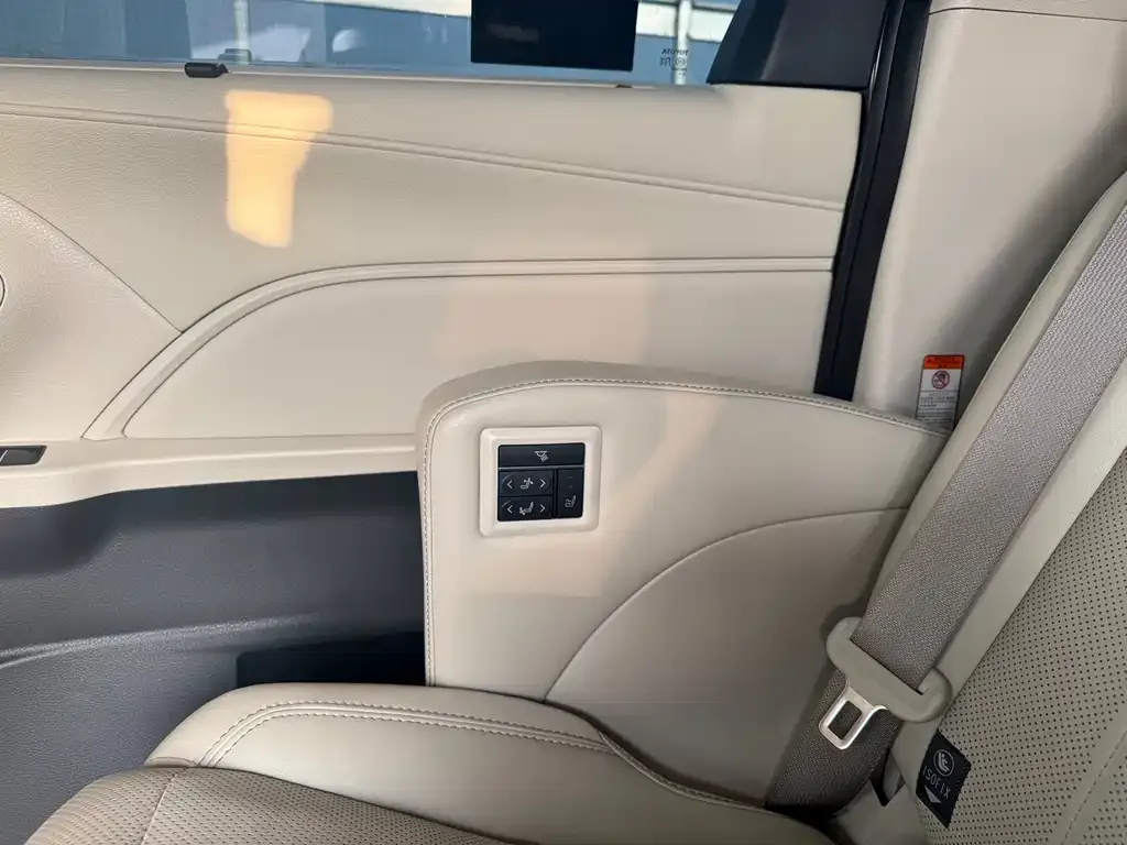 Toyota Granvia — фото 3