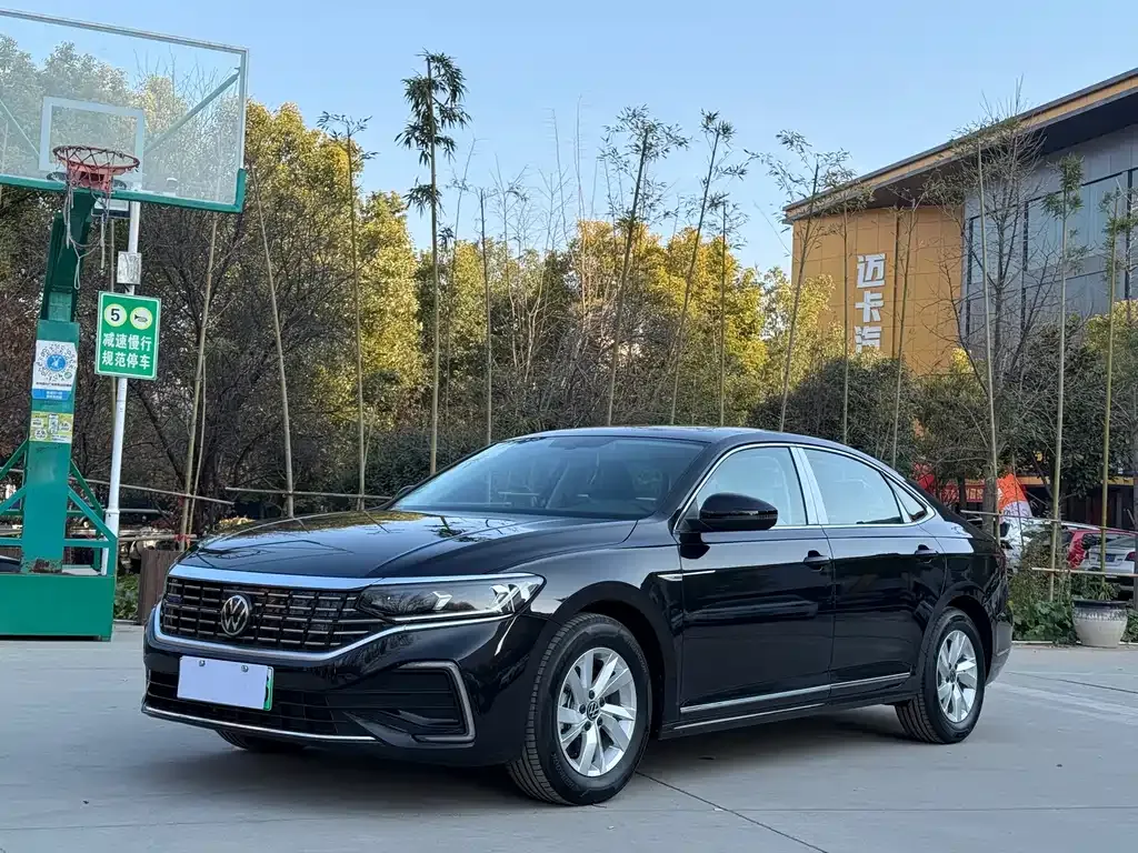 Volkswagen Passat New Energy — фото 1