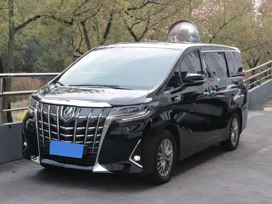 Toyota Alphard — фото 1