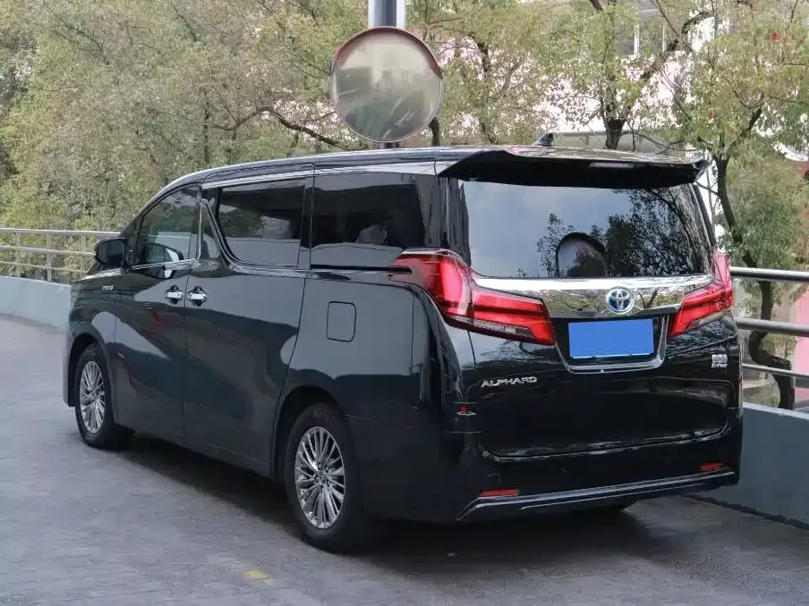 Toyota Alphard — фото 8