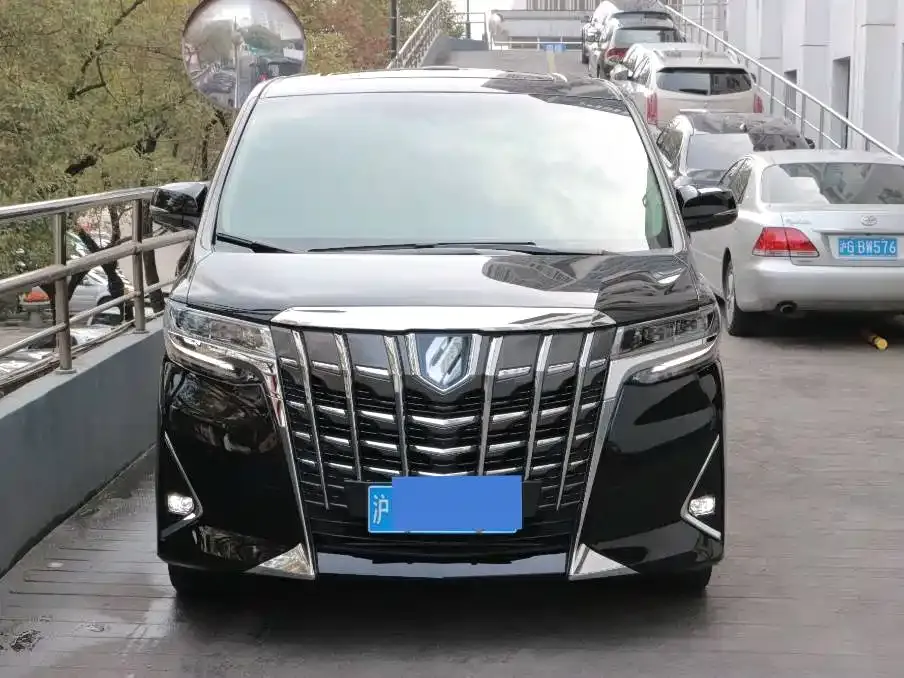 Toyota Alphard — фото 9