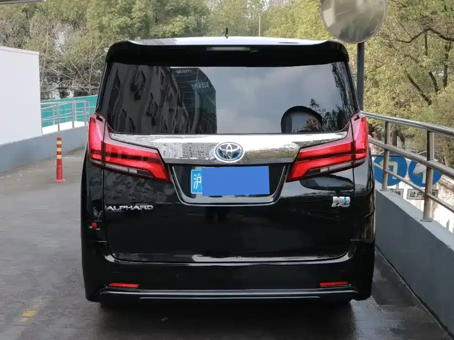 Toyota Alphard — фото 2