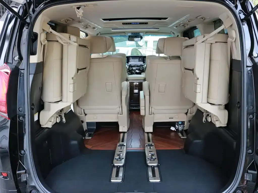 Toyota Alphard — фото 4