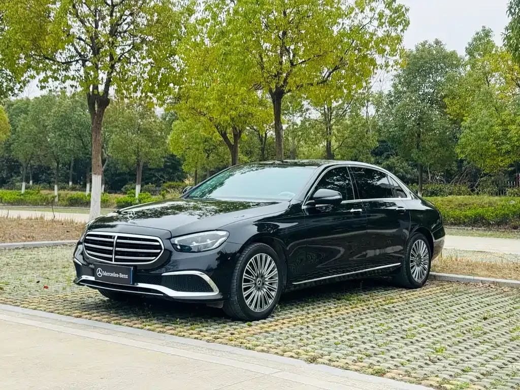 Mercedes-Benz E-Class — фото 1
