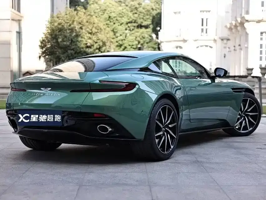 Aston Martin DB11 — фото 6