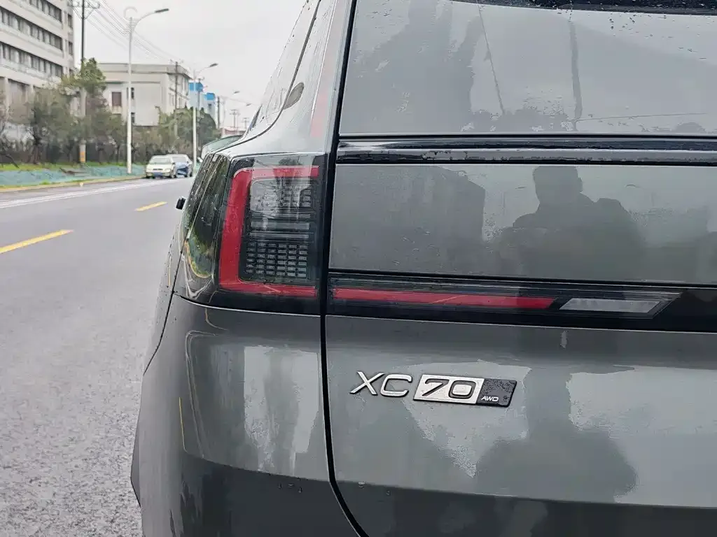 Volvo XC70 Plug-in Hybrid — фото 3