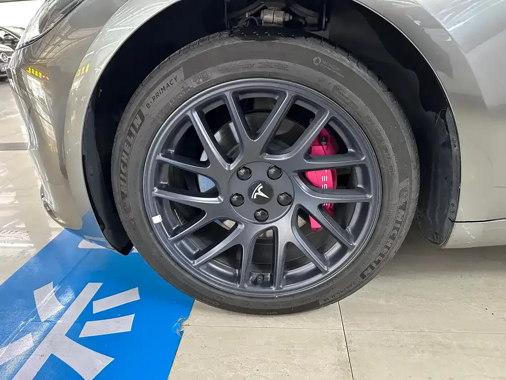 Tesla Model Y — фото 8