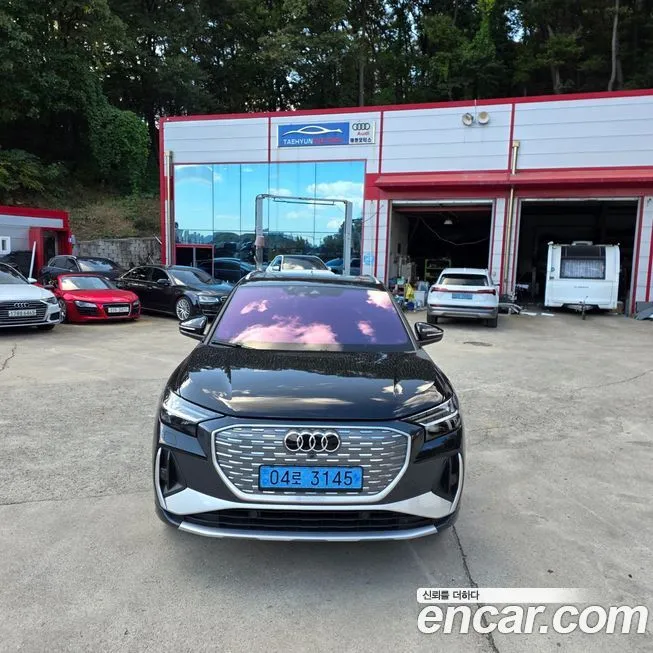 Audi Q4 e-tron — фото 1