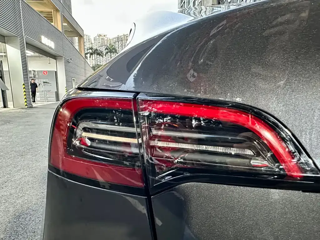 Tesla Model Y — фото 6