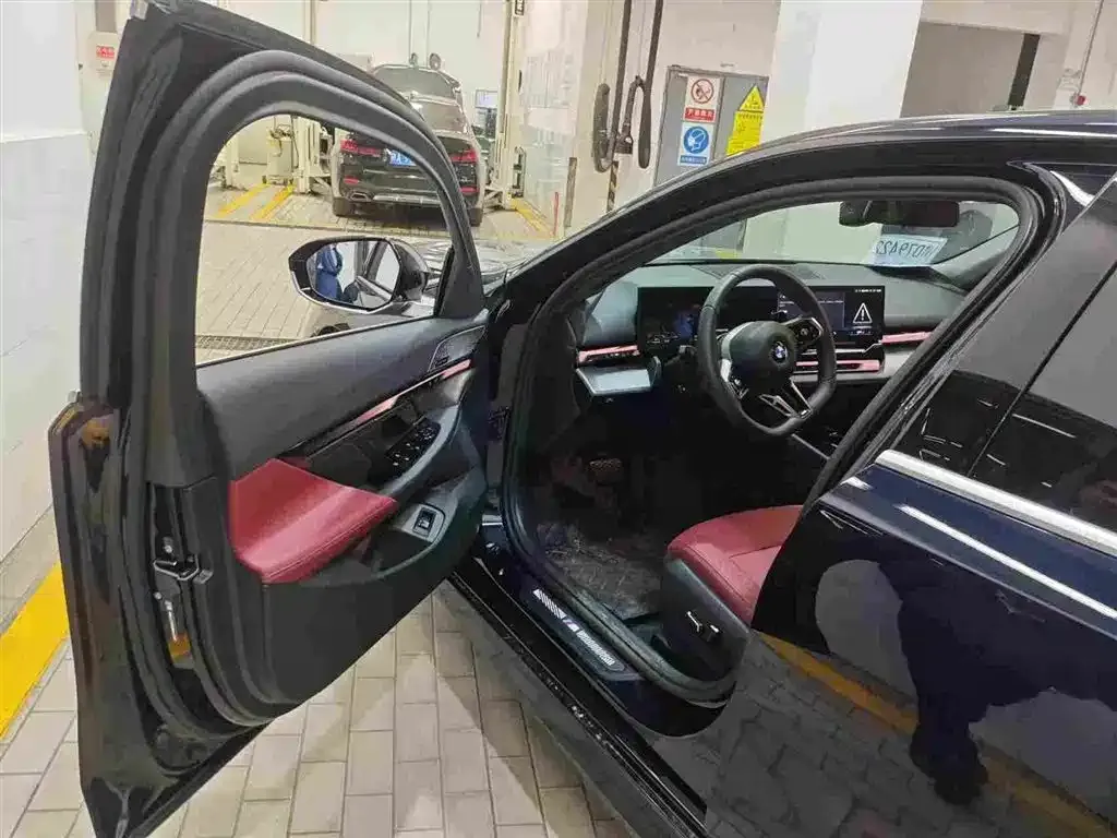 BMW 5 Series 2025 из CN, фото 4