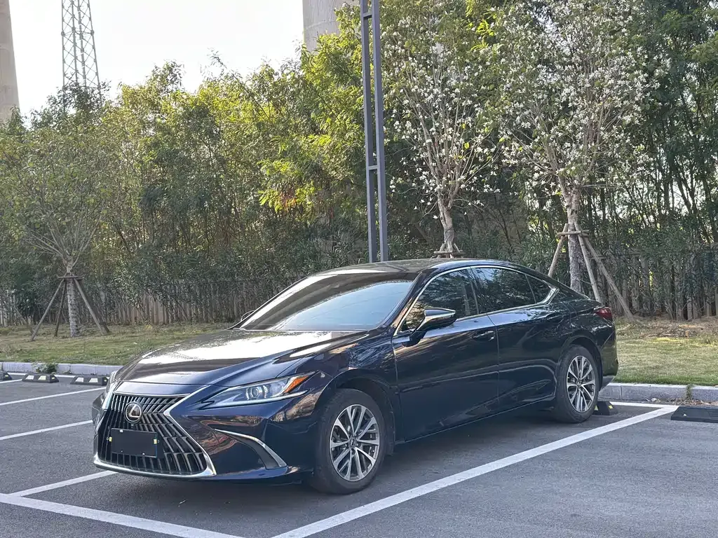 Lexus ES — фото 1
