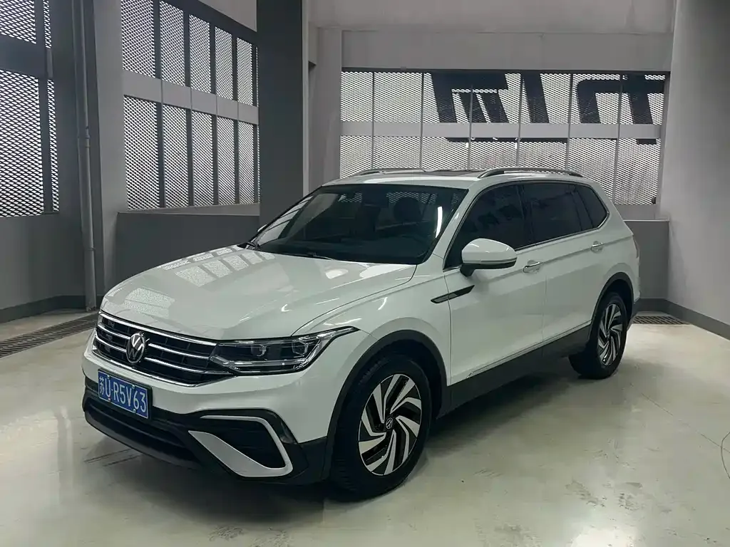 Volkswagen Tiguan L — фото 1