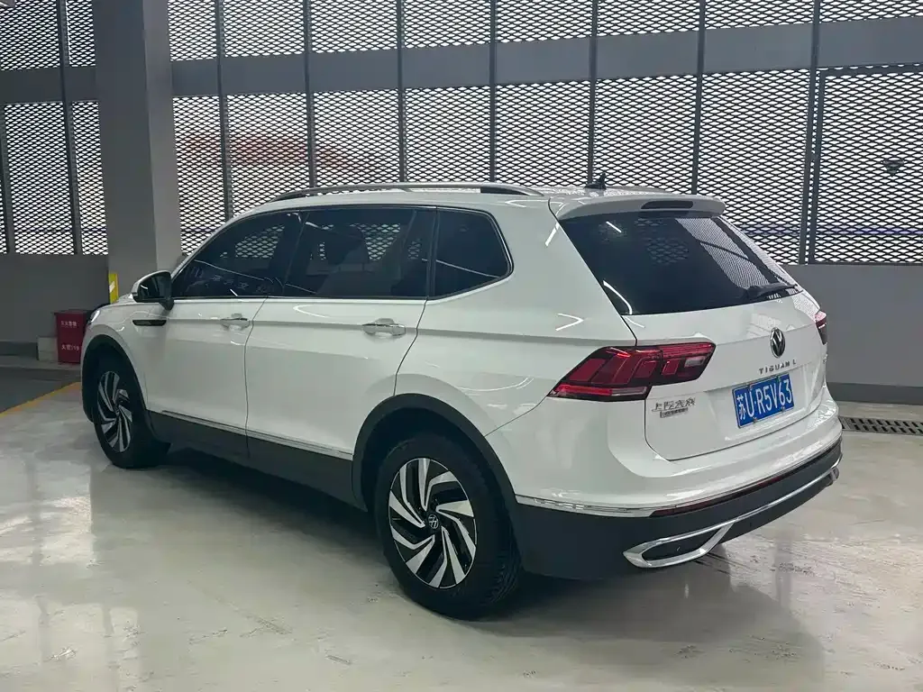 Volkswagen Tiguan L — фото 10
