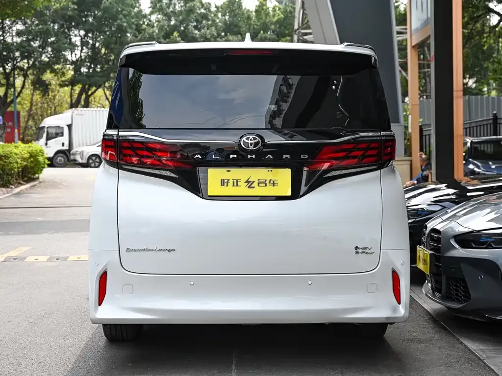 Toyota Alphard — фото 4