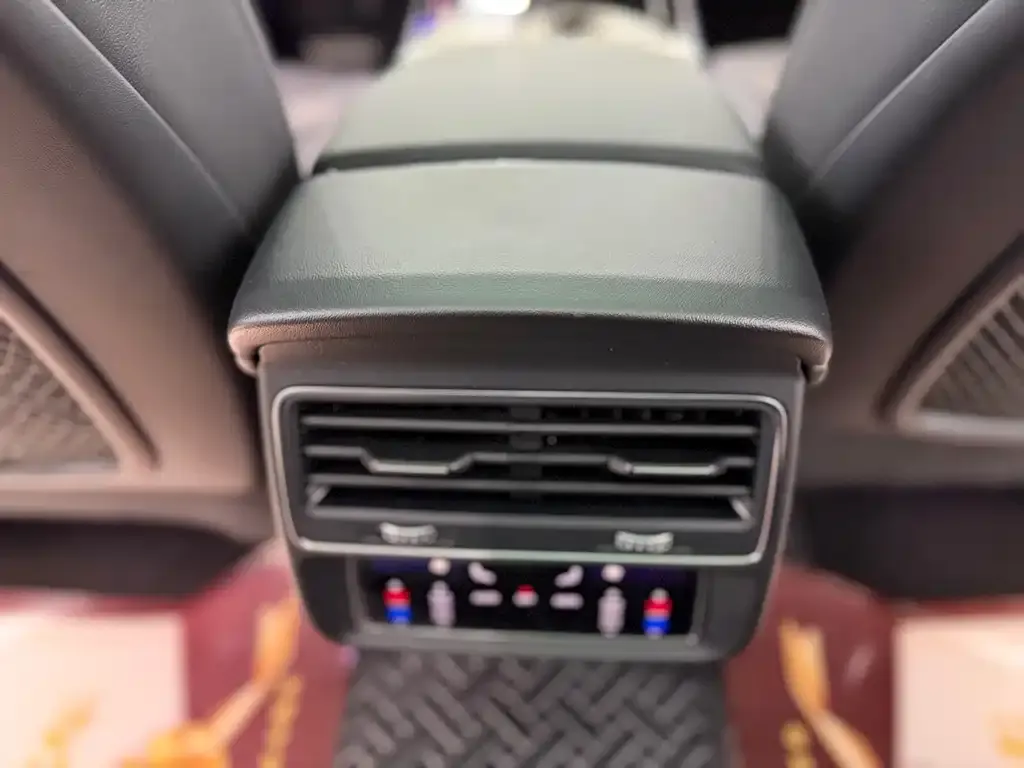 Audi Q8 2023 из CN, фото 2