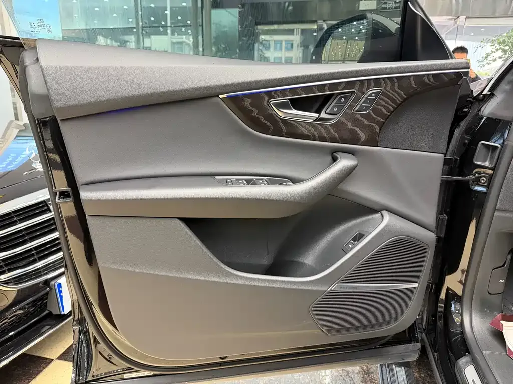 Audi Q8 2023 из CN, фото 6