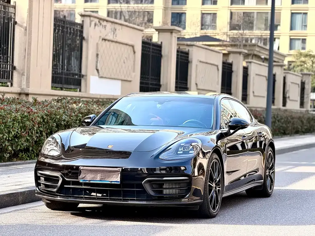 Porsche Panamera — фото 1