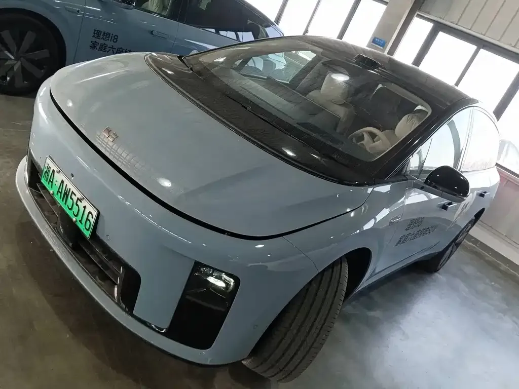 Li Auto i8 — фото 1