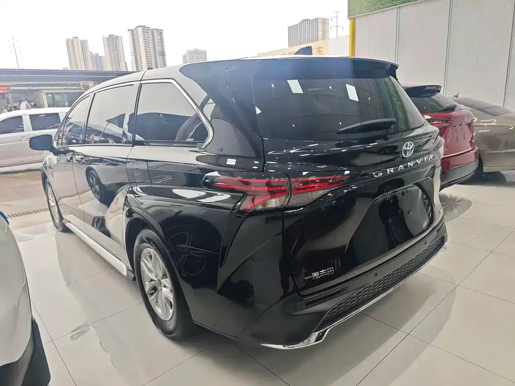 Toyota Granvia 2024 из CN, фото 8