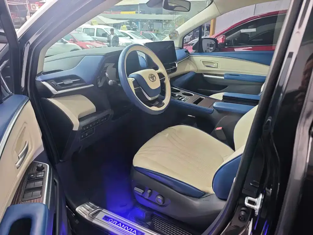Toyota Granvia 2024 из CN, фото 9