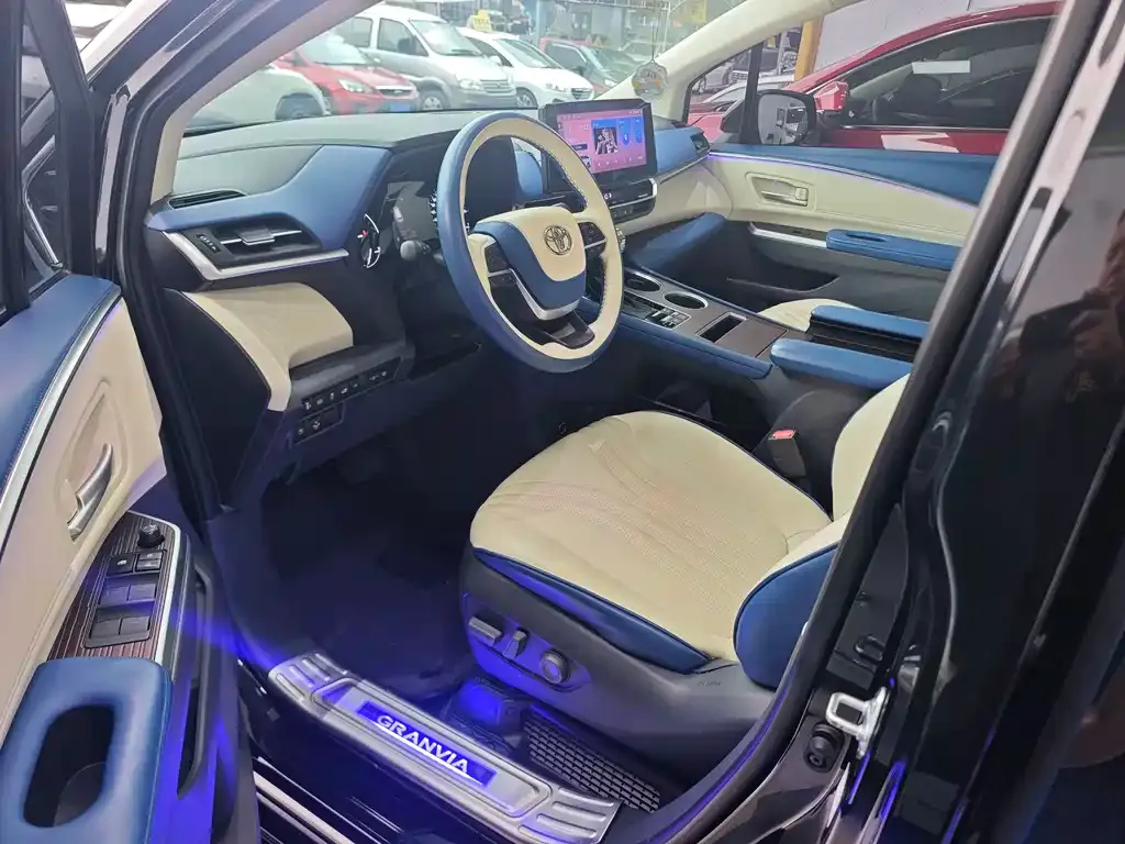 Toyota Granvia 2024 из CN, фото 10