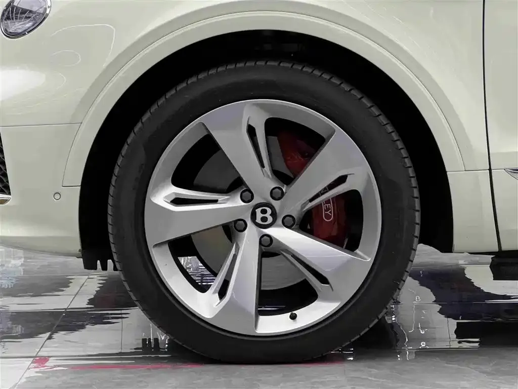 Bentley Bentayga 2024 из CN, фото 7