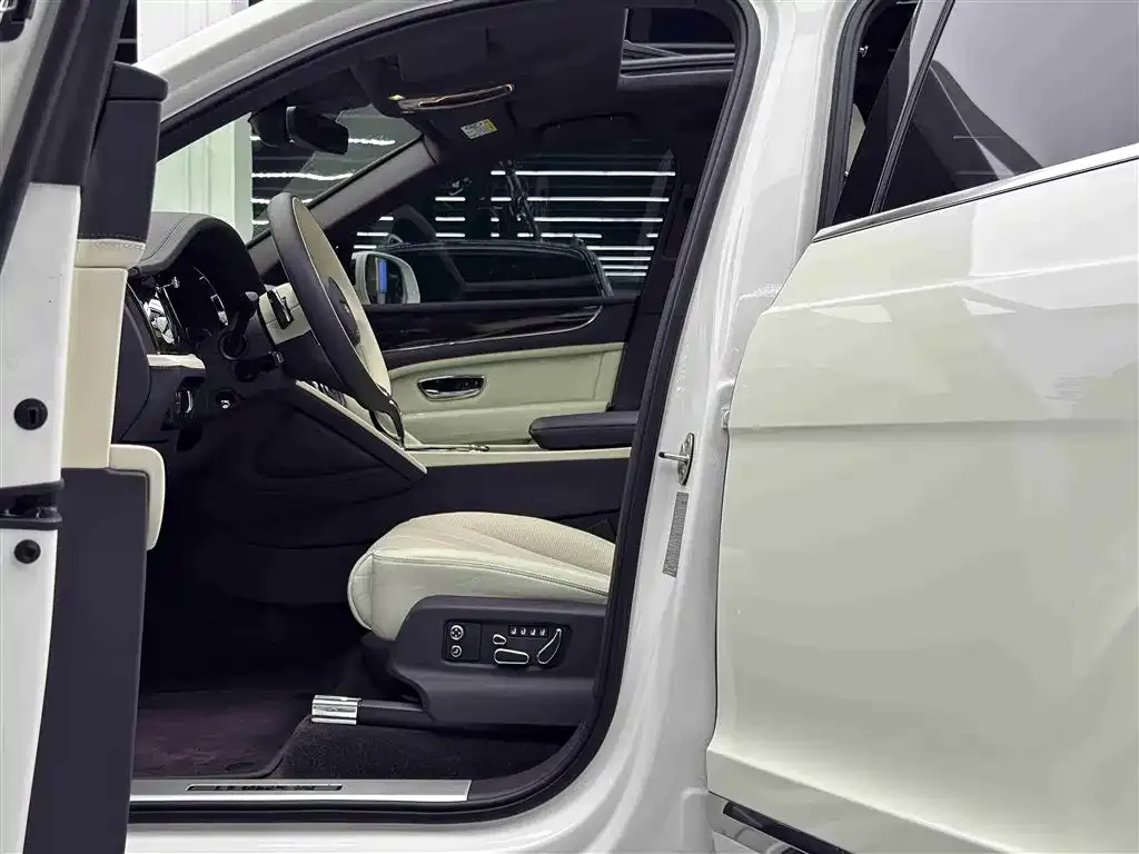 Bentley Bentayga 2024 из CN, фото 6